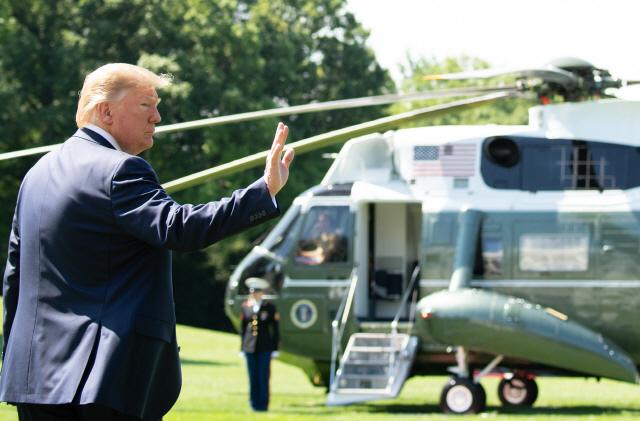 도널드 트럼프 미국 대통령이 22일(현지시간) 워싱턴의 백악관 사우스론에서 캠프 데이비드로 출발하기 위해 전용헬기인 마린원으로 향하고 있다./AFP연합뉴스