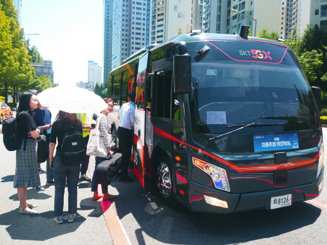 지난 22일 서울 상암동에서 열린 자율주행페서티벌 행사에서 기자단이 자율주행버스를 시승하기 위해 탑승하고 있다. /민병권기자