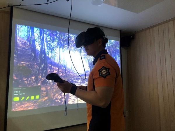 소방공무원이 Nature Treks VR을 체험하고 있다
