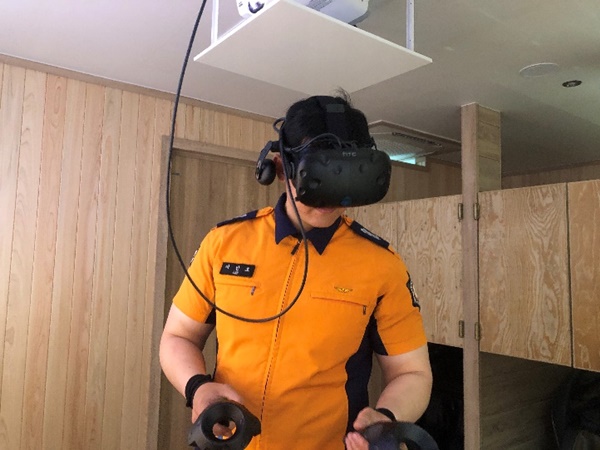 소방 공부원이 VR장비를 활용한 멘탈케어시스템을 체험하고 있다