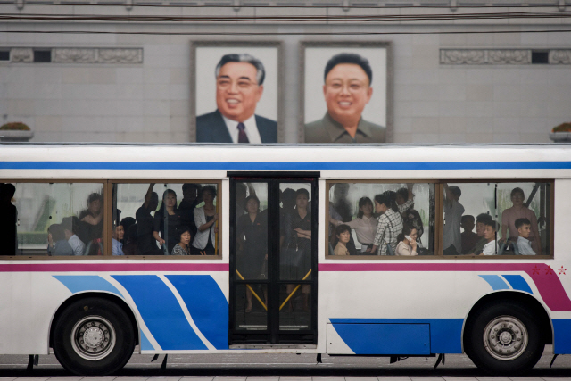 북한 평양 주민들이 이달 18일 버스를 타고 출근하고 있다. /평양=AFP연합뉴스