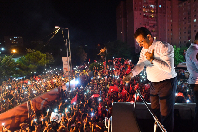 이스탄불시장 재선거, 야권 후보 또 승리…25년 ‘에르도안 지배’ 종지부