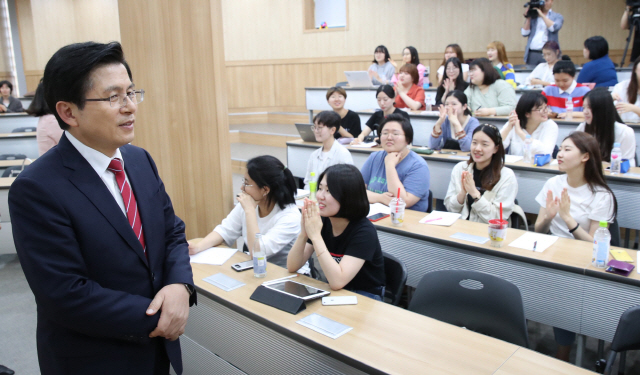 지난 20일 황교안 한국당 대표가 숙명여대를 방문해 학생들에게 특강을 하고 있다./연합뉴스