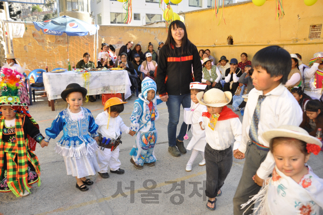 정진주 한국국제협력단(KOICA) 해외봉사단원이 볼리비아 라파스의 오브라헤스 여자교도소에서 생활하고 있는 아이들과 함께 춤을 추고 있다. /사진제공=KOICA