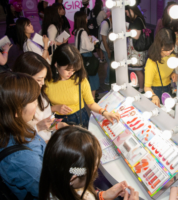 지난달 일본에서 열린 ‘K콘 재팬’에서 올리브영의 ‘컬러그램톡’ 부스에서 제품을 체험하고 있는 모습./사진제공=CJ올리브네트웍스