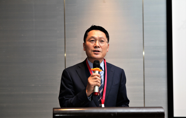 최경 코스맥스 부회장이 지난 21일 중국 상하이에서 열린 ‘제 4회 중국 화장품 기술 컨퍼런스’에서 발언하고 있다./사진제공=코스맥스