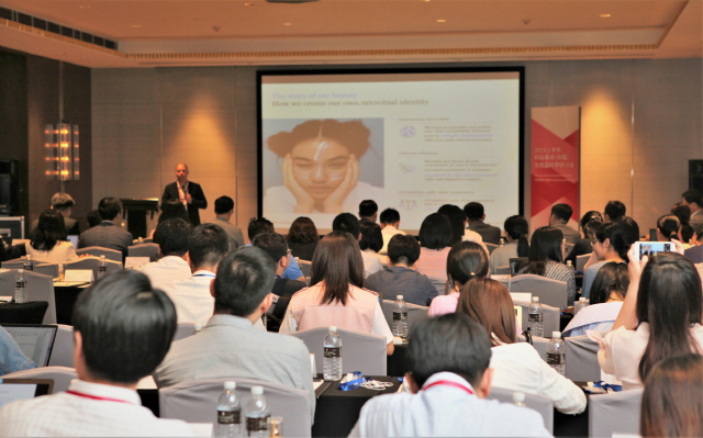 코스맥스가 지난 21일 개최한 ‘제 4회 회 중국화장품 기술 컨퍼런스’에 참석한 이들이 발표 내용을 경청하고 있다./사진제공=코스맥스