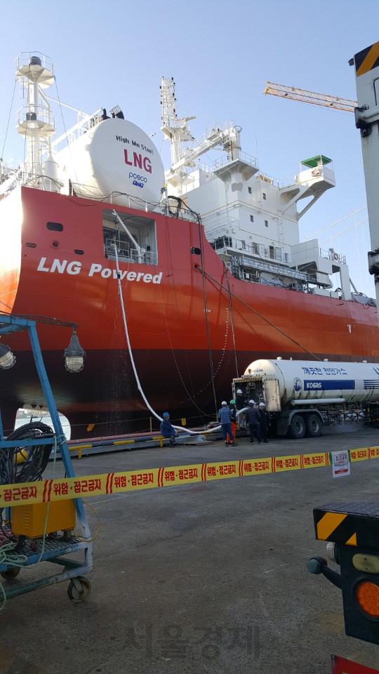 가스공사 직원들이 LNG추진선 그린아이리스호에 탱크로리를 통해 LNG를 공급하고 있다. /사진제공=가스공사