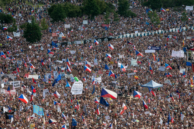 23일(현지시간) 안드레이 바비시 체코 총리의 퇴진을 요구하는 25만명의 시위대가 프라하 바츨라프 광장을 가득 메우고 있다. /프라하=AFP연합뉴스