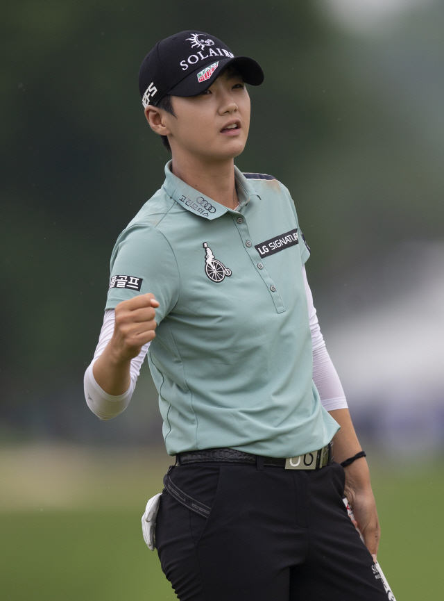 박성현이 24일 KPMG 여자 PGA 챔피언십 4라운드 마지막 18번홀에서 버디 퍼트를 넣은 뒤 주먹을 쥐어 보이고 있다. /채스카=AP연합뉴스
