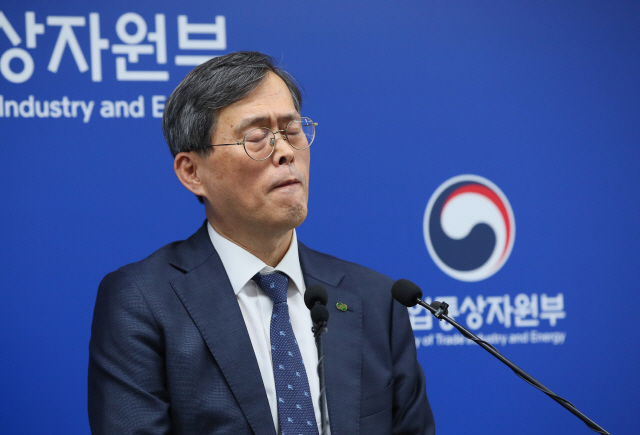 정재훈 한국수력원자력 사장이 24일 세종시 정부세종청사 산업통상자원부에서 한수원·한전KPS컨소시엄, 두산중공업과 UAE 바라카 원전운영법인 나와에너지와의 5년간 정비사업계약체결에 대해 설명한 뒤 굳은 표정으로 질문을 듣고 있다.