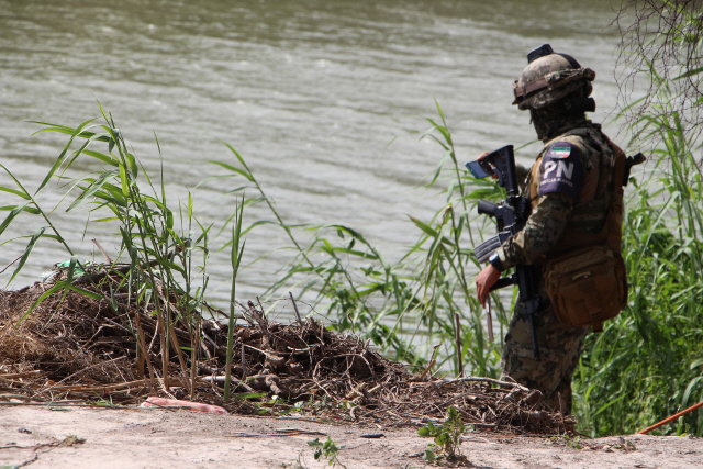 24일(현지시간) 멕시코 국경수비대가 미국과의 국경 인근 타마울리파스 주(州) 마타오로스의 리오그란데 강변을 수색하고 있다.      /마타오로스=EPA연합뉴스