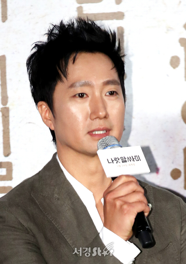 배우 박해일이 25일 서울 중구 메가박스 동대문에서 열린 영화 ‘나랏말싸미’ 제작보고회에 참석하고 있다.