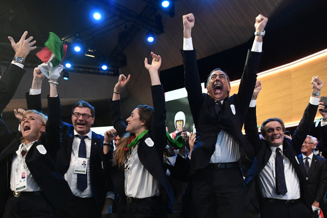 동계올림픽 유치 성공에 환호하는 이탈리아 대표단.  /로잔=AFP연합뉴스