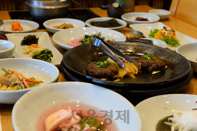맛집 ‘담양愛(애)꽃’에서 맛볼 수 있는 떡갈비와 죽순 요리.