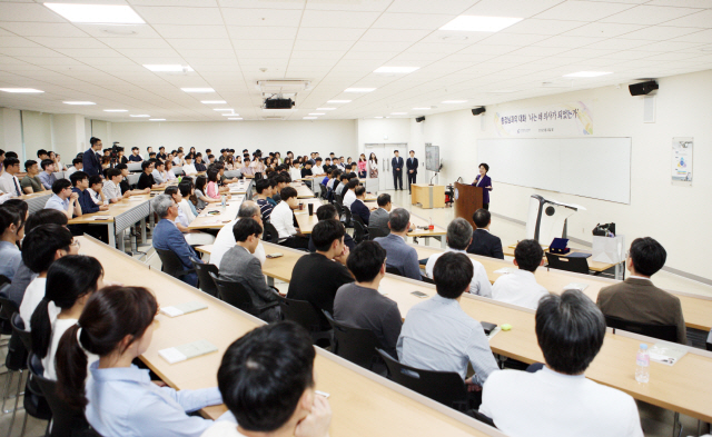 이길여 가천대 총장이 의학과학생들을 대상으로 특강을 진행하는 모습. /사진제공=가천대