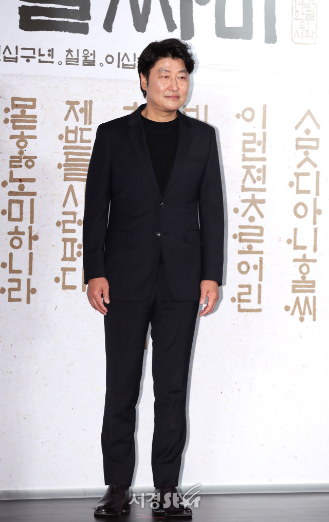 배우 송강호가 25일 서울 중구 메가박스 동대문에서 열린 영화 ‘나랏말싸미’ 제작보고회에 참석해 포즈를 취하고 있다.