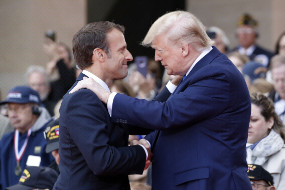 유럽을 순방 중인 도널드 트럼프(오른쪽) 미국 대통령이 지난 6일(현지시간) 에마뉘엘 마크롱 프랑스 대통령과 이야기를 나누고 있다. /노르망디=연합뉴스