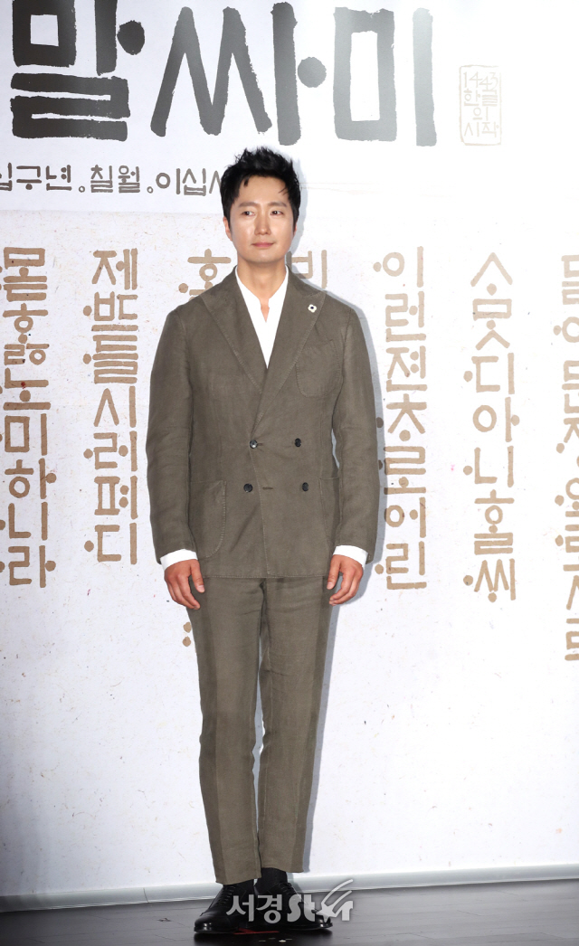 배우 박해일이 25일 서울 중구 메가박스 동대문에서 열린 영화 ‘나랏말싸미’ 제작보고회에 참석해 포즈를 취하고 있다.