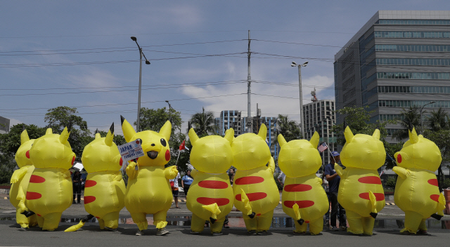 피카츄 복장을 한 환경운동가들이 25일(현지시간) 필리핀 수도 마닐라 일본 대사관 앞에서 시위하고 있다. /AP=연합뉴스
