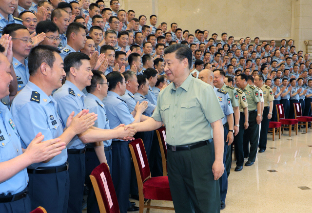 시진핑 중국 국가주석이 지난 18일 베이징 인민대회당에서 인민해방군 공군 대표단과 만나 인사하고 있다. 중국은 미중 무역갈등 상황에서도 특히 군사력 강화에 주력하고 있다. /신화연합뉴스