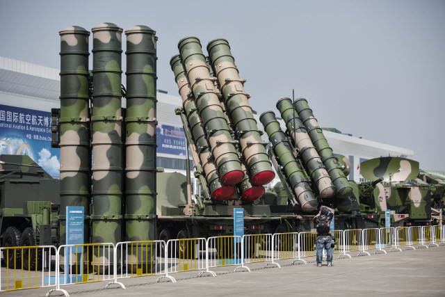 최근 중국 광둥성 주하이에서 열린 항공무기 박람회에 전시된 중국산 미사일 시스템을 관람객이 살펴보고 있다. /블룸버그