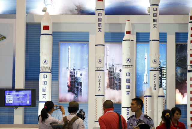 중국인 관람객들이 한 전시장에 마련된 중국산 로켓 모형들을 둘러보고 있다.  /블룸버그