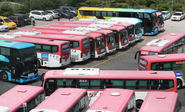 [댓글살롱]“노약자 보고 자리양보해도 과태료?”…경기도 버스 조례안 ‘뭇매’