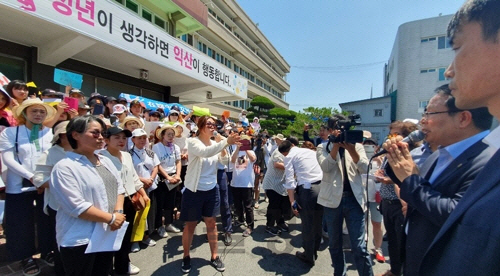 전국이주여성쉼터협의회와 차별금지법제정연대 등 6개 단체 회원 150여명이 25일 익산시청 앞에서 “정헌율 시장이 차별에 기반을 둔 다문화가족 자녀를 모독하는 발언을 했다”며 규탄 기자회견을 열었다./연합뉴스