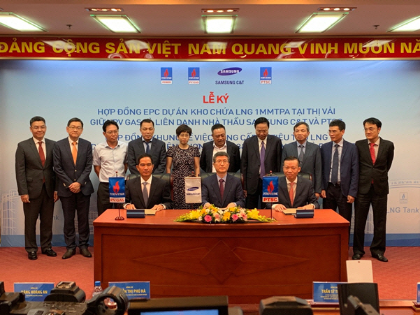 오세철(앞줄 가운데) 삼성물산 플랜트사업부 부사장이 페트로베트남 관계자들과 24일 티 바이(Thi Vai) LNG 터미널 공사 수주 계약을 체결하고 있다./사진=삼성물산