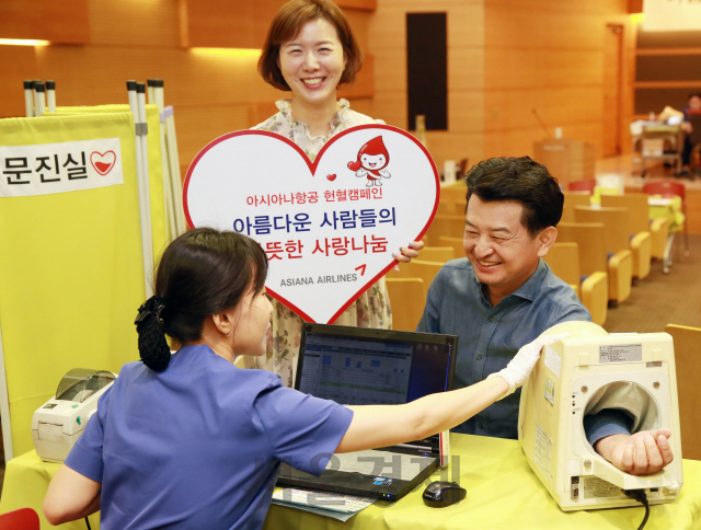 안병석 아시아나항공 경영관리본부장은 25일 아시아나항공 본사에서 헌혈 캠페인에 동참하며 헌혈을 진행했다./사진제공=아시아나항공