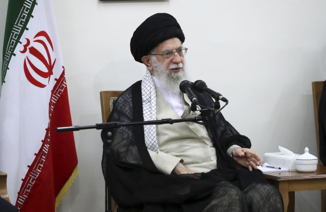 美, 이란 최고지도자도 제재…외교해법 막히나