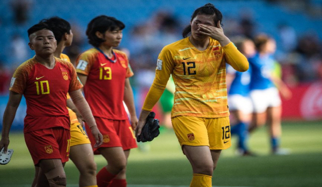 25일 ‘2019 여자월드컵’ 16강전에서 이탈리아에 석패한 중국 선수들이 아쉬운 표정으로 경기장을 걸어나오고 있다. /신화망
