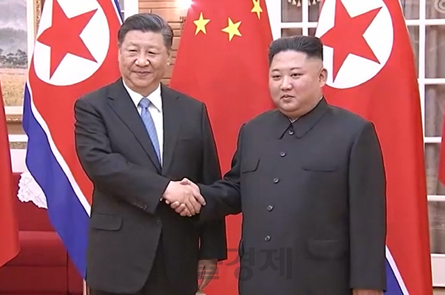 지난 20일 김정은 북한 국무위원장이 평양을 방문한 시진핑 중국 국가주석과 정상회담에서 악수를 나누고 있다.