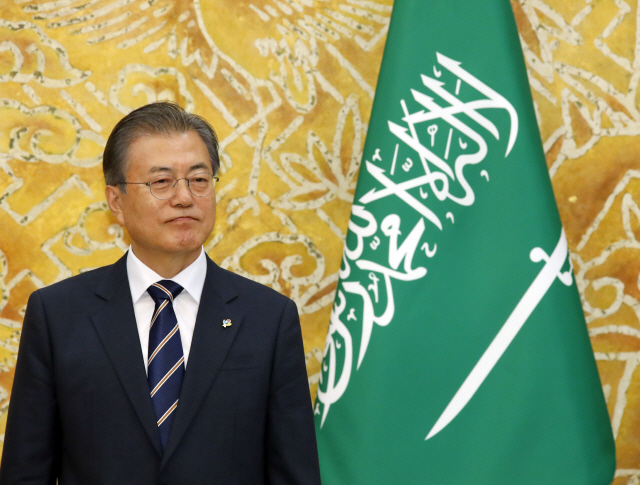 문재인 대통령이 26일 오후 청와대에서 열린 한-사우디 양해각서 체결식에 자리하고 있다.