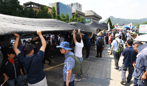 지난 25일 서울시가 광화문광장에 설치된 우리공화당(구 대한애국당) 천막을 강제철거 하자 공화당 당원과 지지자들이 이날 다시 천막을 세우고 있다. /성형주기자