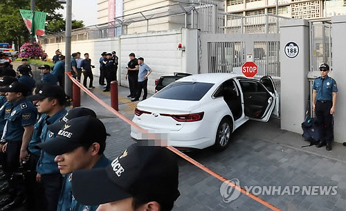 25일 오후 박모씨가 운전하는 승용차가 서울 종로구 주한미국대사관 정문을 들이받고 멈춰서 있다. /연합뉴스
