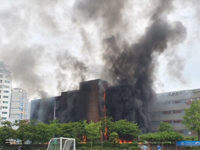 서울 은평구 은명초등학교서 화재…'학생들 모두 무사히 대피 확인'(종합)