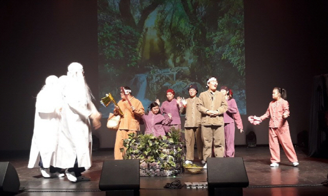동페라 예술단이 지난해 12월8일 수원시청 대강당에서 ‘금도끼 은도끼’를 공연하고 있다. /사진제공=동페라예술단
