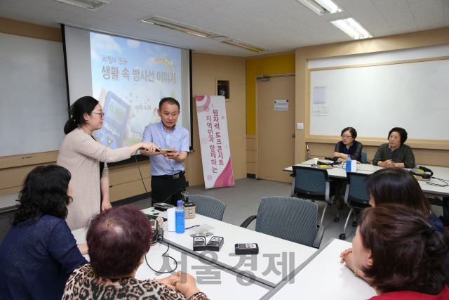 한국원자력연구원 김현기 박사가 원자력토크쇼에 참석한 주민들에게 방사선에 대해 설명하고 있다. 사진제공=한국원자력연구원