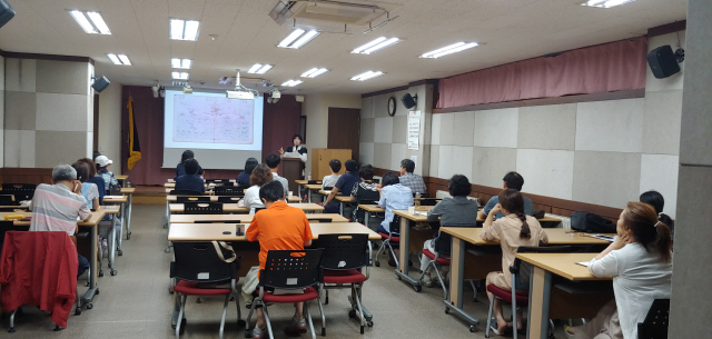 26일 구로도서관에서 도서관길위의 인문학 강의가 열렸다. 안나미 박사가 조선시대 문화사를 주제로 강의를 하고 있다./사진=구로도서관