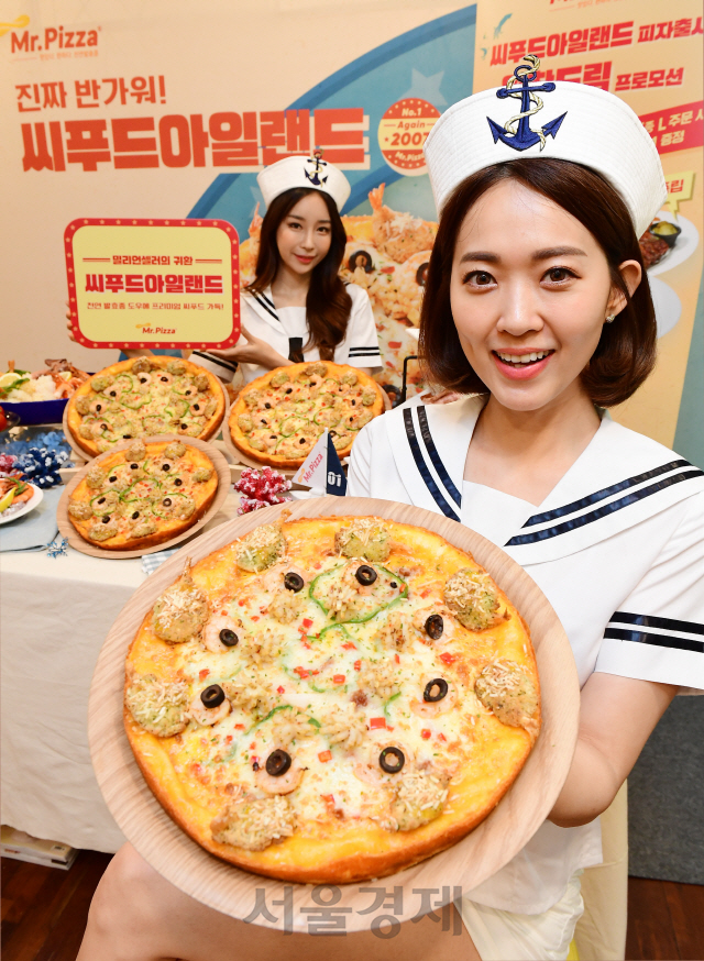 26일 서울 중구 미스터피자 청계광장점에서 모델들이 여름 신메뉴 '씨푸드아일랜드' 피자를 선보이고 있다. 2007년 출시 당시 2개월 만에 100만 판 이상을 팔아 큰 인기를 끌었던 피자로, 이번에 새롭게 재출시됐다./권욱기자 2019.06.26