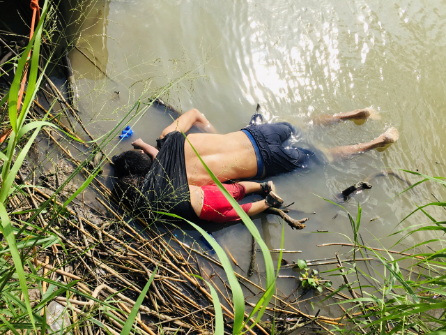 지난 24일(현지시간) 멕시코 접경지역인 마타모로스 강가에서 숨진 채 발견된 엘살바도르 국적의 어린이 발레리아가 아빠 마르티네스의 셔츠 안에서 한쪽 팔로 아빠의 목을 감싼 채 엎드려 있다. /타마울리파스=로이터연합뉴스