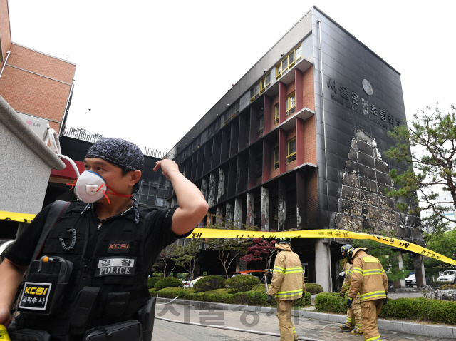 26일 서울 은평구 은명초등학교에서 화재가 발생해 건물이 까맣게 그을려 있다. 소방관 및 유관기관 관계자들이 사고 수습을 하고 있다./ 성형주기자 2019.06.26