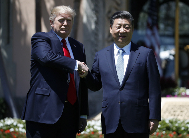 도널드 트럼프 미국 대통령과 시진핑 중국 국가주석이 지난 2017년 미국의 플로리다주 마러라고에서 정상회담을 갖고 악수를 하고 있다.