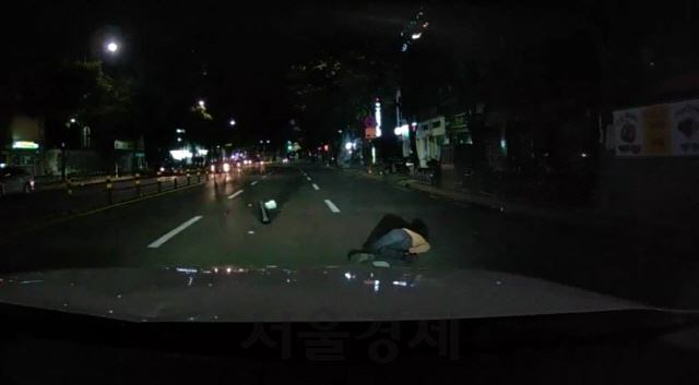 뺑소니 피해자 A씨가 지난 11일 새벽 3시께 피의자 김씨의 차량과 충돌한 후 서울 마포구 망원동의 한 도로에 쓰러져 있다./사진제공=마포경찰서