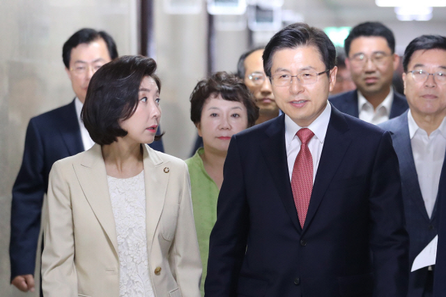 나경원(왼쪽) 한국당 원내대표가 황교안(오른쪽) 대표와 함께 27일 오전 국회에서 열린 최고위윈회의에 참석하기 위해 이동하고 있다./연합뉴스