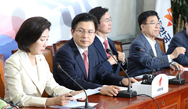 황교안(왼쪽 두 번째) 한국당 대표가 27일 오전 국회에서 열린 최고위윈회의에 참석했다./연합뉴스