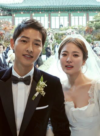 송중기(왼쪽)와 송혜교가 지난 2017년 10월 서울 신라호텔에 가진 결혼식에서 기념 사진을 찍고 있다.