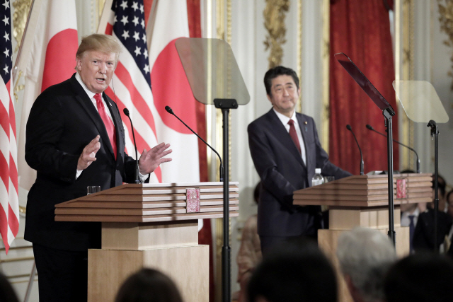 도널드 트럼프(왼쪽) 미국 대통령이 지난달 27일(현지시간) 일본 도쿄 아카사카의 영빈관에서 열린 기자회견에서 아베 신조 일본 총리와 함께 취재진의 질문에 답하고 있다. /도쿄=블룸버그